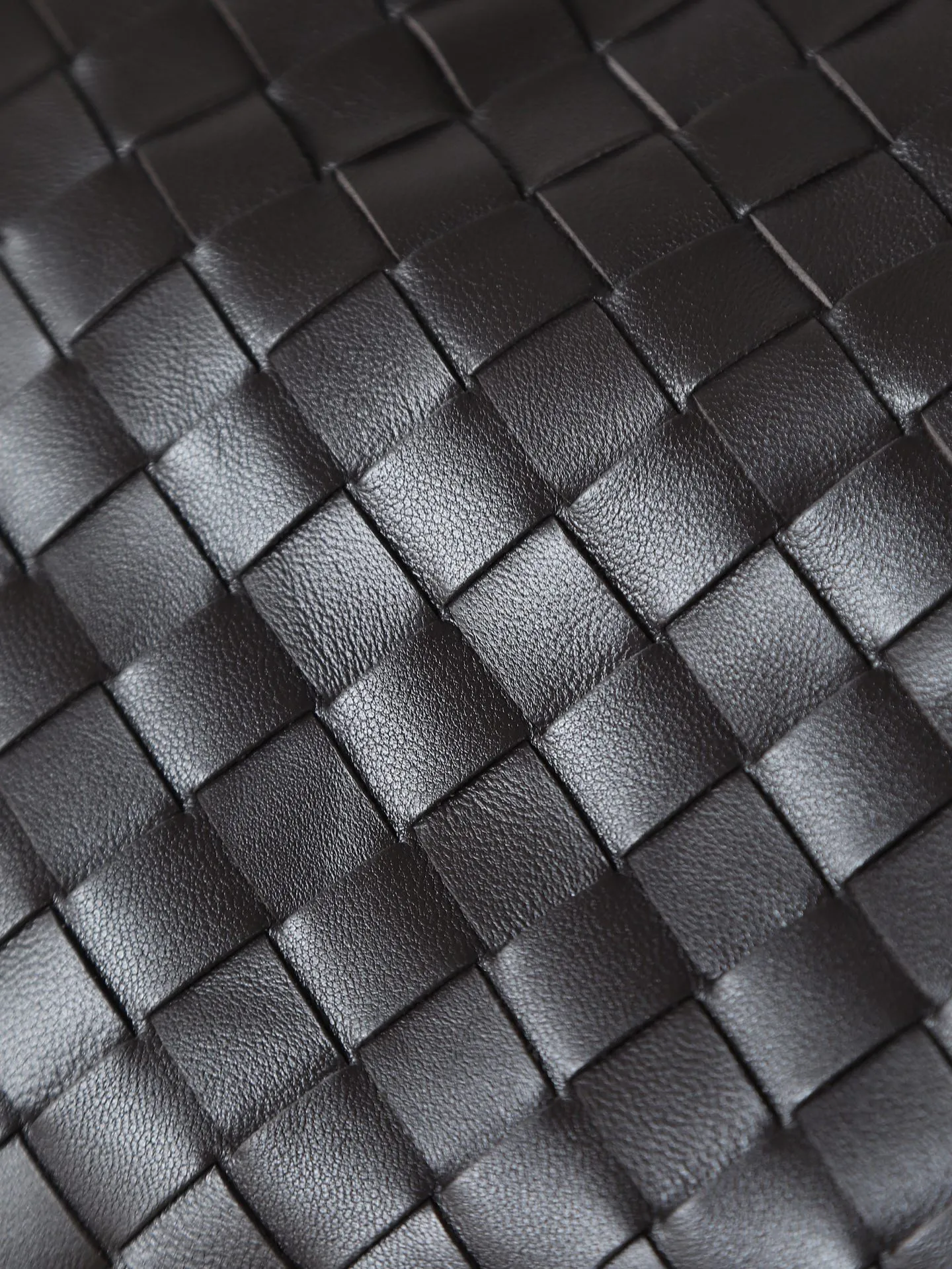p1600. BOTTEGA VENETA 2025 new women's Dustbag Notte clutch. Dustbag, which has been very popular since its launch, has a chain clause! ! The hand-carrying method is reminiscent of the classic bag type Pouch , light and elegant, the retained drawstring design can be used as a bag, and the chain is longer, which is very suitable for sisters who like to carry their hands cross-body with their hands free. No matter which way you carry it, you can change the way you carry it according to the occasion and your mood of the day, which can make the overall outfit more fashionable🪄🪄The body of the bag has also been widened. It is the rainy season and the weather is hot, so it can easily accommodate small umbrellas and water bottles. The interior is made of nylon, which is light and comfortable to carry, and is very suitable for summer use. Style number: 839394 Size: 33*19*8cm